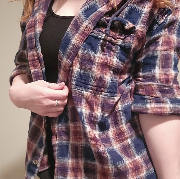 Woman's Hooded Plaid Shirt - Picture 5 of 7